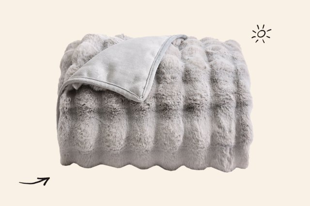 An image of the Quince faux fur throw